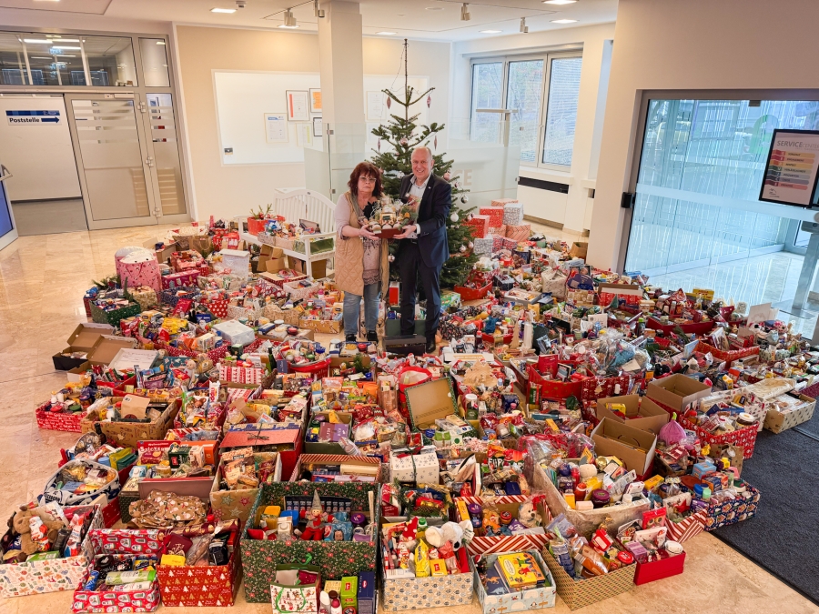 Freuen sich über die zahlreichen Pakete im Foyer des Kreishauses: Vera Jennebach (Vorsitzende Tafel Paderborn) und Landrat Christoph Rüther. V.l. © Kreis Paderborn, Melina Sohlich